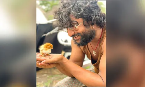 చేతిలో కోడిపిల్లతో హీరో నాని సూపర్ పిక్