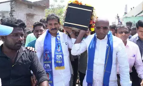పాడే మోసిన బీఎస్పీ రాష్ట్ర చీఫ్ ఆర్ఎస్ ప్రవీణ్ కుమార్