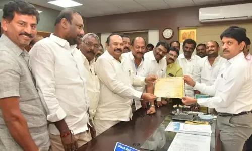 ఎమ్మెల్సీగా ధృవీకరణ పత్రం అందుకున్న మురళి