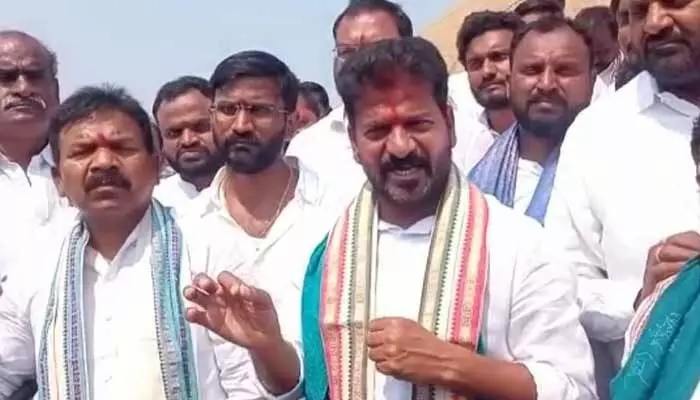 క్వారీల పేరుతో ఇసుక దోపిడీకి పాల్పడుతునారు: రేవంత్ రెడ్డి క్వారీల పేరుతో ఇసుక దోపిడీకి పాల్పడుతునారు: రేవంత్ రెడ్డి