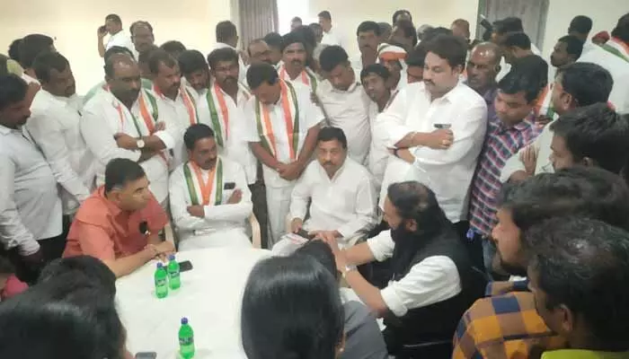 భగ్గుమన్న కాంగ్రెస్ పార్టీ విభేదాలు... రచ్చకెక్కిన వర్గపోరు భగ్గుమన్న కాంగ్రెస్ పార్టీ విభేదాలు... రచ్చకెక్కిన వర్గపోరు