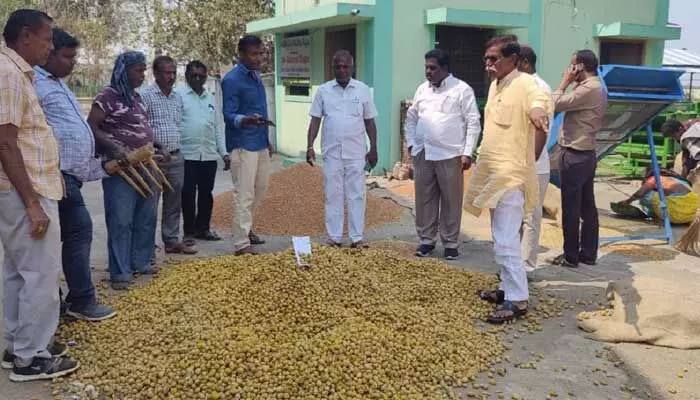 ఆలస్యంగా రైతుల కోసం కదలిన మార్కెట్ కమిటీ అధికారులు.. ఆలస్యంగా రైతుల కోసం కదలిన మార్కెట్ కమిటీ అధికారులు..