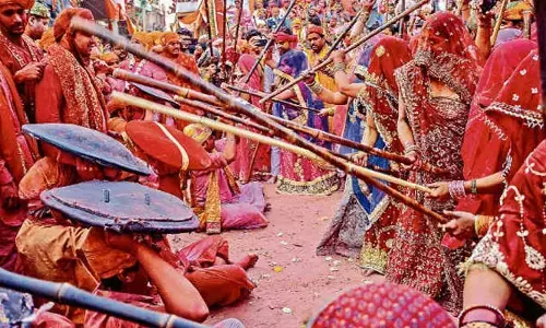 Holi: అక్కడ మహిళలు, పురుషులను లాఠీతో కొడతారట? ఎందుకో తెలుసా?
