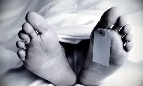HYD : షటిల్ ఆడుతూ కుప్పకూలి వ్యక్తి మృతి