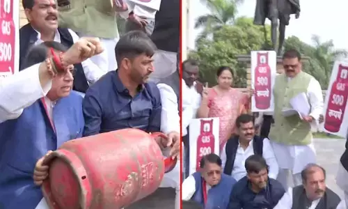 అసెంబ్లీ ముందు గ్యాస్ సిలిండర్లతో కాంగ్రెస్ ఎమ్మెల్యేల ధర్నా