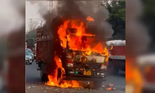 డీసీఎంలో చెలరేగిన మంటలు