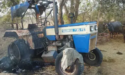 ట్రాక్టర్ కు నిప్పు పెట్టిన దుండగులు..