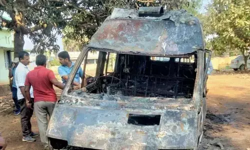 షార్ట్ స‌ర్య్కూట్‌తో అంబులెన్స్ దగ్ధం..?