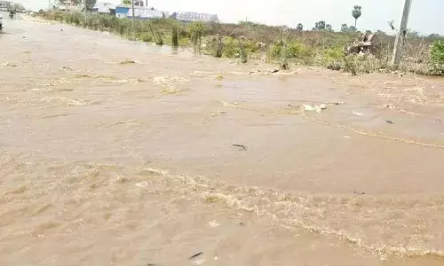 మిషన్ భగీరథ పైపులు లీక్.... రోడ్డు మొత్తం బురద బురద