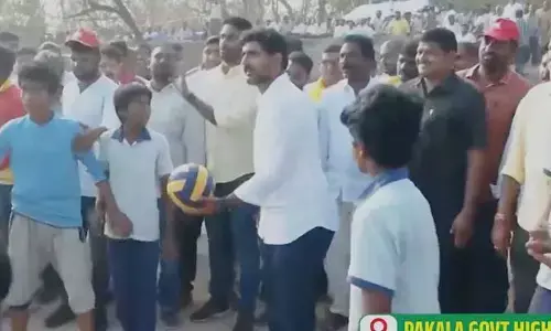 Yuvagalam: విద్యార్థులతో వాలీబాల్ ఆడిన లోకేశ్ (Video)
