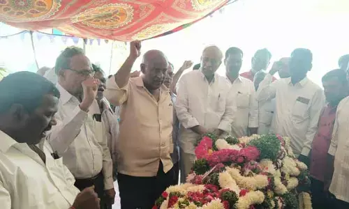 లింగయ్యకు నివాళులర్పించిన కూనంనేని