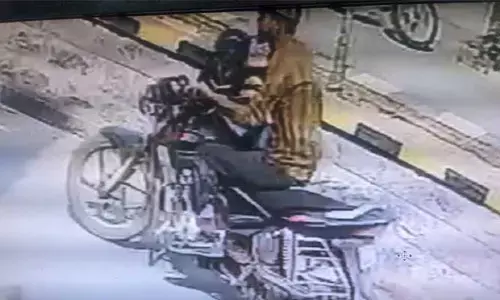 వెనకనుంచి వచ్చి డబ్బుల సంచిని లాక్కెళ్లిన దుండగుడు..