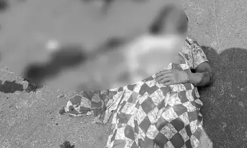 రోడ్డు ప్రమాదంలో భార్య మృతి, భర్తకు గాయాలు