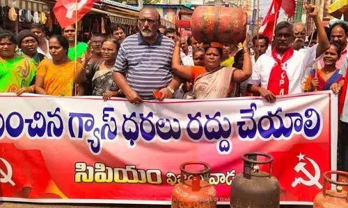 కేంద్రం అంబానీ ఖజానా నింపుతోంది: Cpm Leaders