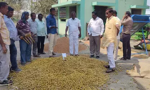 ఆలస్యంగా రైతుల కోసం కదలిన మార్కెట్ కమిటీ అధికారులు..