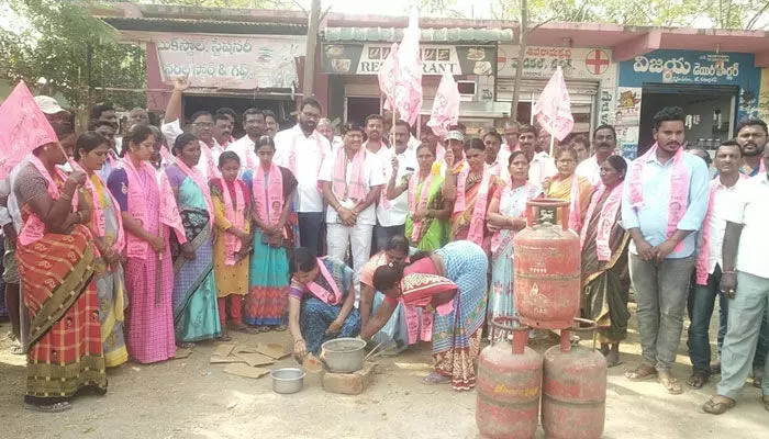 పెరిగిన గ్యాస్ ధరలపై రాష్ట్ర వ్యాప్తంగా నిరసనలు పెరిగిన గ్యాస్ ధరలపై రాష్ట్ర వ్యాప్తంగా నిరసనలు