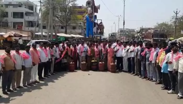 అచ్చంపేటలో బీఆర్ఎస్ ధర్నా అచ్చంపేటలో బీఆర్ఎస్ ధర్నా