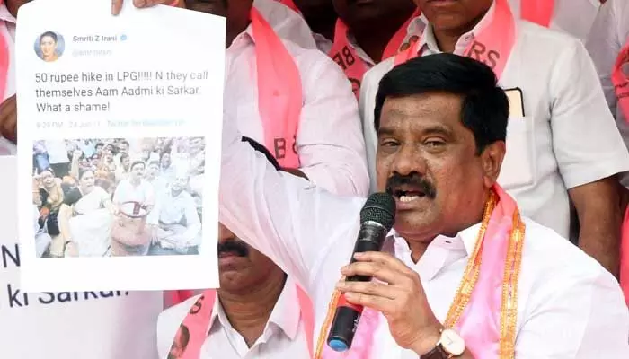 పువ్వు గుర్తు పార్టీ పేదోల్ల కడుపుకొట్టి పెద్దోళ్లకు దోచి పెడుతుంది పువ్వు గుర్తు పార్టీ పేదోల్ల కడుపుకొట్టి పెద్దోళ్లకు దోచి పెడుతుంది