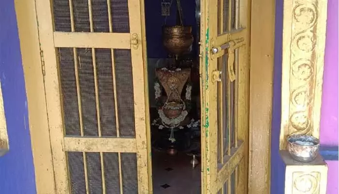 ఈదులపల్లి శివాలయంలో అమ్మవారి నగలు, హుండీ చోరీ.. ఈదులపల్లి శివాలయంలో అమ్మవారి నగలు, హుండీ చోరీ..