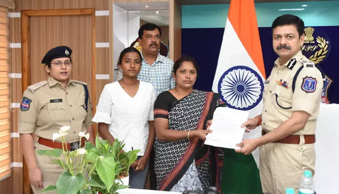 పోలీసు సిబ్బంది సంక్షేమానికి అధిక ప్రాధాన్యం: రాచకొండ CP డీఎస్ చౌహాన్ పోలీసు సిబ్బంది సంక్షేమానికి అధిక ప్రాధాన్యం: రాచకొండ CP డీఎస్ చౌహాన్