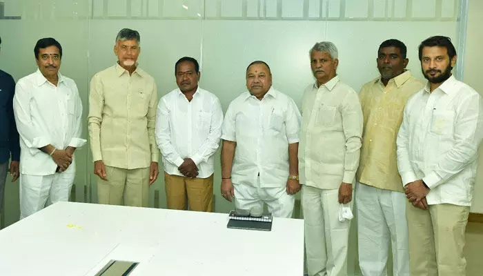 చంద్రబాబుతో యాదవ హక్కుల పోరాట సమితి నేతల భేటీ.. సమస్యలపై సుధీర్ఘ చర్చ చంద్రబాబుతో యాదవ హక్కుల పోరాట సమితి నేతల భేటీ.. సమస్యలపై సుధీర్ఘ చర్చ