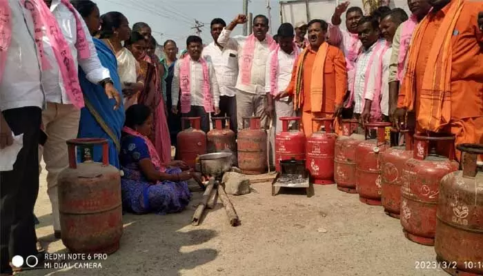 ఏర్గట్ల మండల కేంద్రంలో బీఆర్ఎస్ నాయకుల ఆందోళన.. ఏర్గట్ల మండల కేంద్రంలో బీఆర్ఎస్ నాయకుల ఆందోళన..