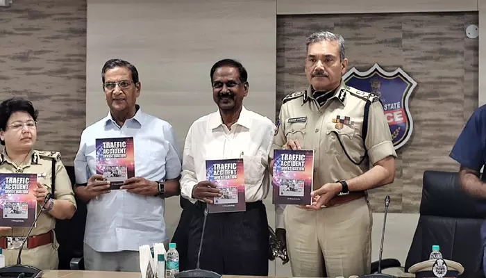 పట్టణాల్లో ట్రాఫిక్ నియంత్రణ ఓ సవాల్: DGP అంజనీకుమార్