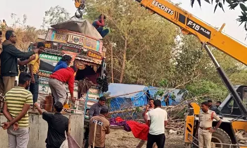 గుడిసెల్లోకి దూసుకెళ్లిన లారీ.. ఒకే కుటుంబానికి చెందిన ముగ్గురు దుర్మరణం