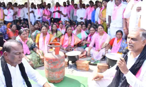 వంట గ్యాస్ పెంపు పై గరం గరం.. కేంద్ర తీరును నిరసిస్తూ మంత్రుల ఆందోళన