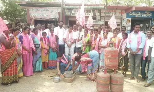 పెరిగిన గ్యాస్ ధరలపై రాష్ట్ర వ్యాప్తంగా నిరసనలు