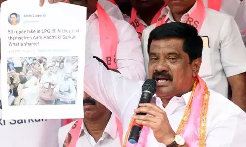 పువ్వు గుర్తు పార్టీ పేదోల్ల కడుపుకొట్టి పెద్దోళ్లకు దోచి పెడుతుంది