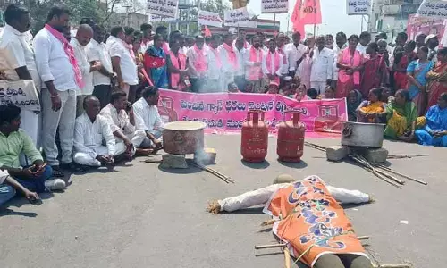 జనగామలో బీఆర్ఎస్, కాంగ్రెస్ ధర్నా