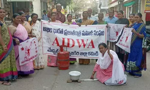 గ్యాస్ ధర పెంచడం సిగ్గుచేటు : ఐద్వా