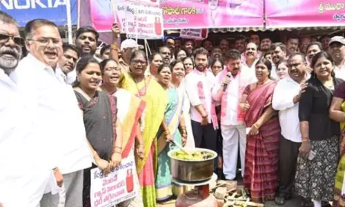 మహిళా దినోత్సవం గిఫ్ట్​... సిలిండర్ ధర పెంపు :  ఎమ్మెల్యే ముఠా గోపాల్ ఎద్దేవా