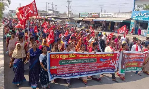 కదం తొక్కిన అంగన్వాడీలు...