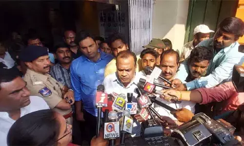 శ్రీ చైతన్య కాలేజీ ముందు ఎంపీ కోమటిరెడ్డి వెంకటరెడ్డి ఆందోళన...