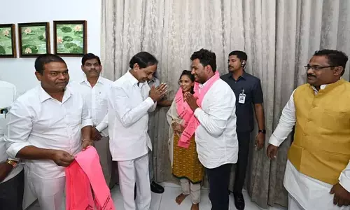 కేసీఆర్ సమక్షంలో బీఆర్ఎస్‌లో చేరిన మహారాష్ట్ర నేతలు..