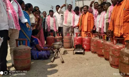 ఏర్గట్ల మండల కేంద్రంలో బీఆర్ఎస్ నాయకుల ఆందోళన..