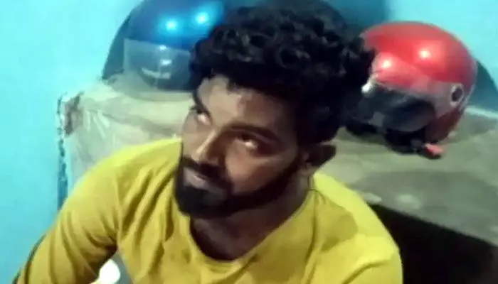 బ్రేకింగ్ : విద్యార్థినిపై కత్తితో యువకుడి దాడి బ్రేకింగ్ : విద్యార్థినిపై కత్తితో యువకుడి దాడి