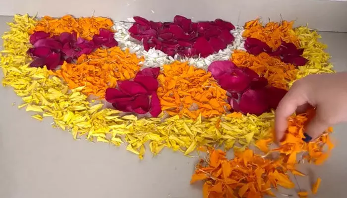 ఇంటి ముందు బంతిపువ్వుతో రంగోలీ వేస్తే ఆ భగవంతుడి కటాక్షం ఉన్నట్లే! ఇంటి ముందు బంతిపువ్వుతో రంగోలీ వేస్తే ఆ భగవంతుడి కటాక్షం ఉన్నట్లే!