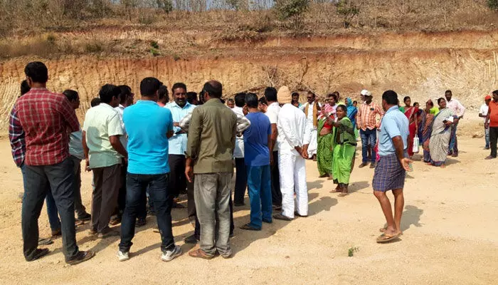 ప్రభుత్వ స్థలంలో మొరం వ్యాపారుల దందా.. ప్రభుత్వ స్థలంలో మొరం వ్యాపారుల దందా..