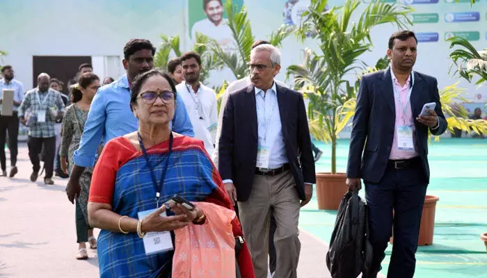 తీరానికి తరలివచ్చిన డెలిగేట్స్ తీరానికి తరలివచ్చిన డెలిగేట్స్