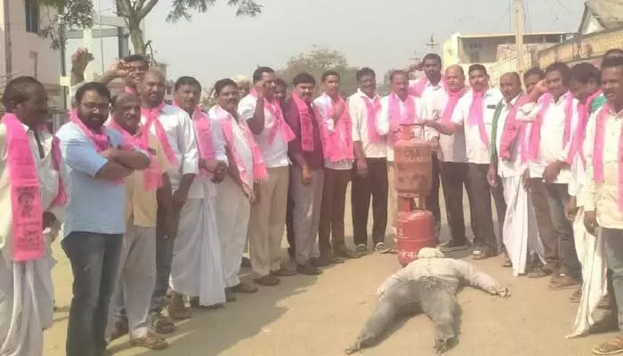పెంచిన గ్యాస్ సిలిండర్ ధరలు తగ్గించండి.. పెంచిన గ్యాస్ సిలిండర్ ధరలు తగ్గించండి..