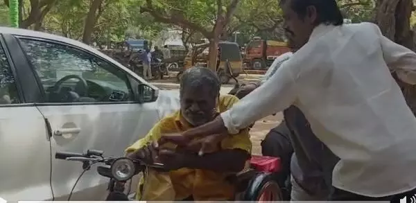 Kavali: పెట్రోల్ పోసుకుని దివ్యాంగుడు ఆత్మహత్యాయత్నం (Video) Kavali: పెట్రోల్ పోసుకుని దివ్యాంగుడు ఆత్మహత్యాయత్నం (Video)
