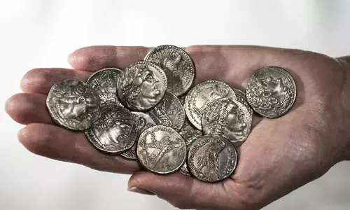 Coins in Rivers: నదిలో నాణేలు ఎందుకు విసురుతుంటారు.. ఎందుకో తెలుసా?