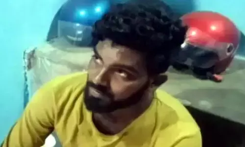 బ్రేకింగ్ : విద్యార్థినిపై కత్తితో యువకుడి దాడి