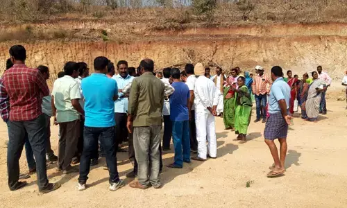 ప్రభుత్వ స్థలంలో మొరం వ్యాపారుల దందా..