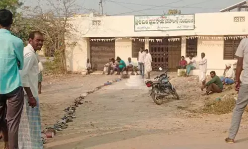 యూరియా కోసం రైతుల పడిగాపులు