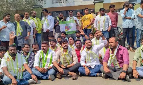 కాలేజీ ఎదుట జాగృతి విద్యార్థి విభాగం ధర్నా