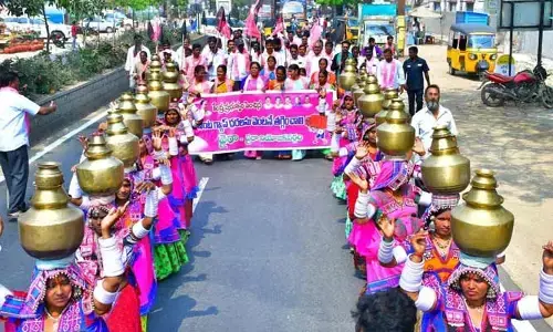 వైరాలో వినూత్న నిరసన